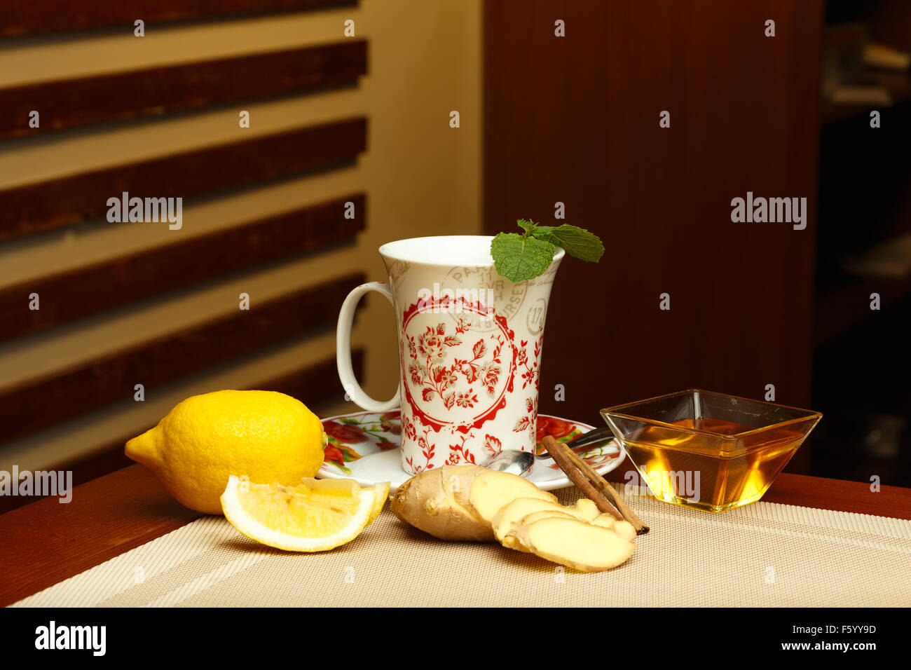 Glas süßer Tee und Zutaten Stockfoto