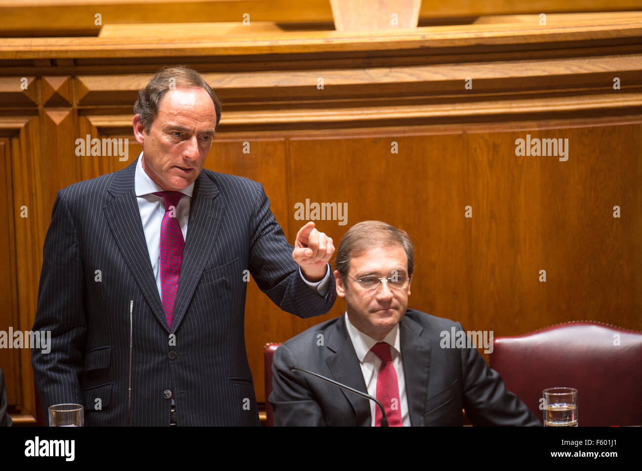 Lissabon, Portugal. 10. November 2015. Das portugiesische Parlament verabschiedete heute einen Mißtrauensantrag mit Unterstützung der Sozialisten und der linken Parteien, führt zum Fall des zwanzigsten Verfassung der portugiesischen Regierung unter der Leitung von Ministerpräsident Pedro Passos Coelho.  Das Ergebnis war zu erwarten nach den Parlamentswahlen (4. Oktober) und die folgenden Verlust von ihre absolute Mehrheit durch die Mitte-Rechts-Koalition Regierung. Lissabon, PT, am 10. November 2015. (Foto von Gonçalo Silva/Alamy Live-Nachrichten) Stockfoto