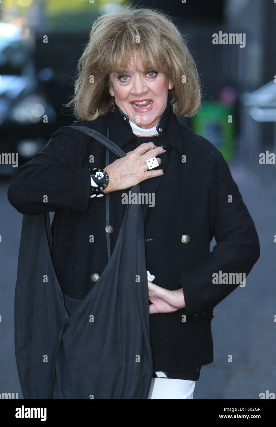 Amanda Barrie außerhalb ITV Studios mit: Amanda Barrie wo: London, Vereinigtes Königreich bei: 23 Sep 2015 Stockfoto