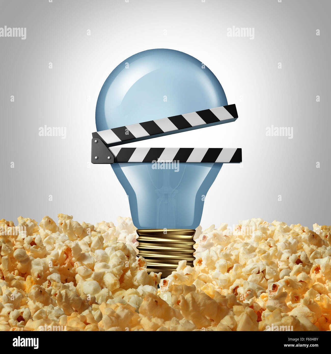 Film Idee Konzept und Kino Kreativität Symbol als eine Glühlampe oder Glühbirne in Popcorn als eine offene Clap Board oder Video Schiefer als Metapher für die Suche nach neuen Unterhaltung Ideen geprägt. Stockfoto