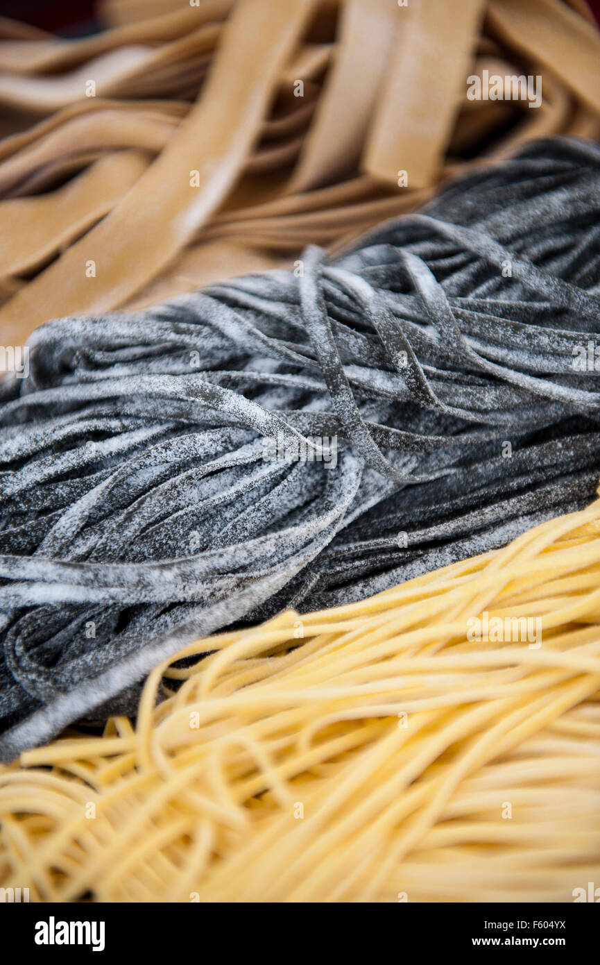 Tintenfisch-Tinte Linguine Nudeln Stockfoto