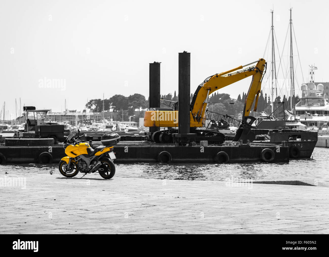 Motorrad mit einem Bagger in schwarz und gelb Stockfoto