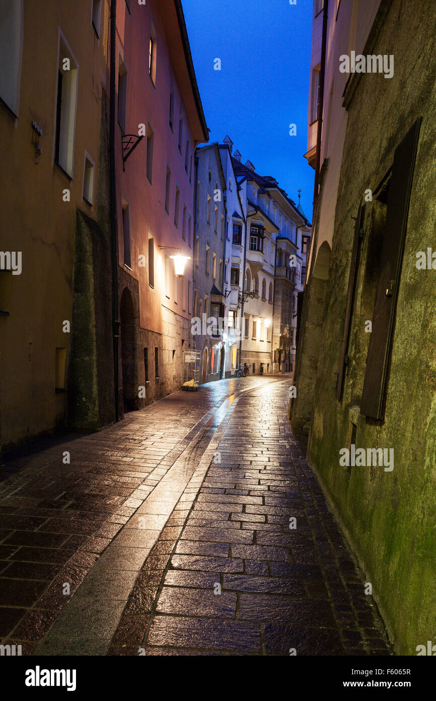 Innsbruck - alte Straßen der Stadt in der Abenddämmerung Stockfoto