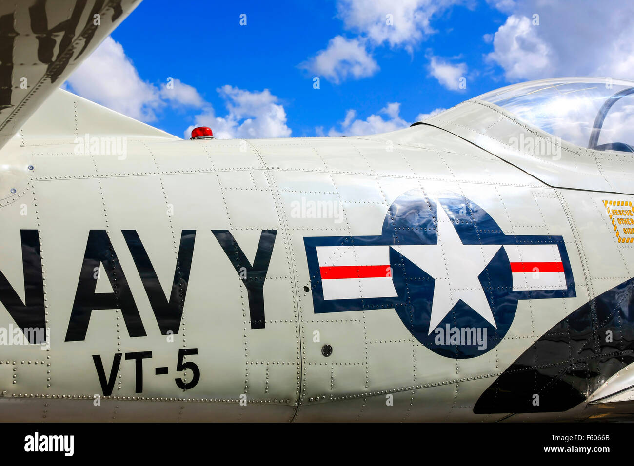 North American t-28 Trojan 1950er Jahre US Navy Kolbenmotor-Trainer Flugzeug auf das Seitenfeld Fort Myers Airport Tag der offenen Tür Stockfoto