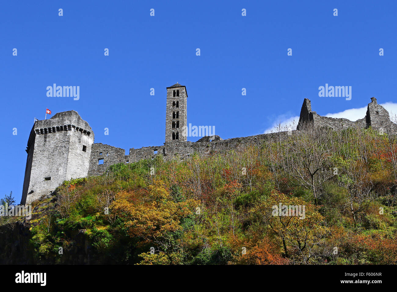 Burgen auf dem Weg zum Berg San Bernardino pass in der Schweiz Stockfoto