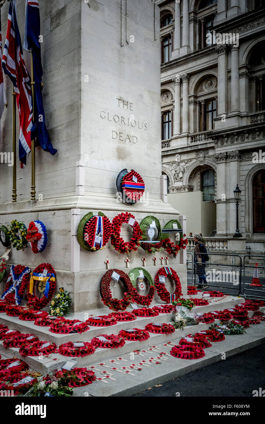 London, UK. 9. November 2015.  Mohn Kränze am Ehrenmal zur Erinnerung-Tag.  Bailey-Cooper Fotografie/Alamy Live-Nachrichten Stockfoto