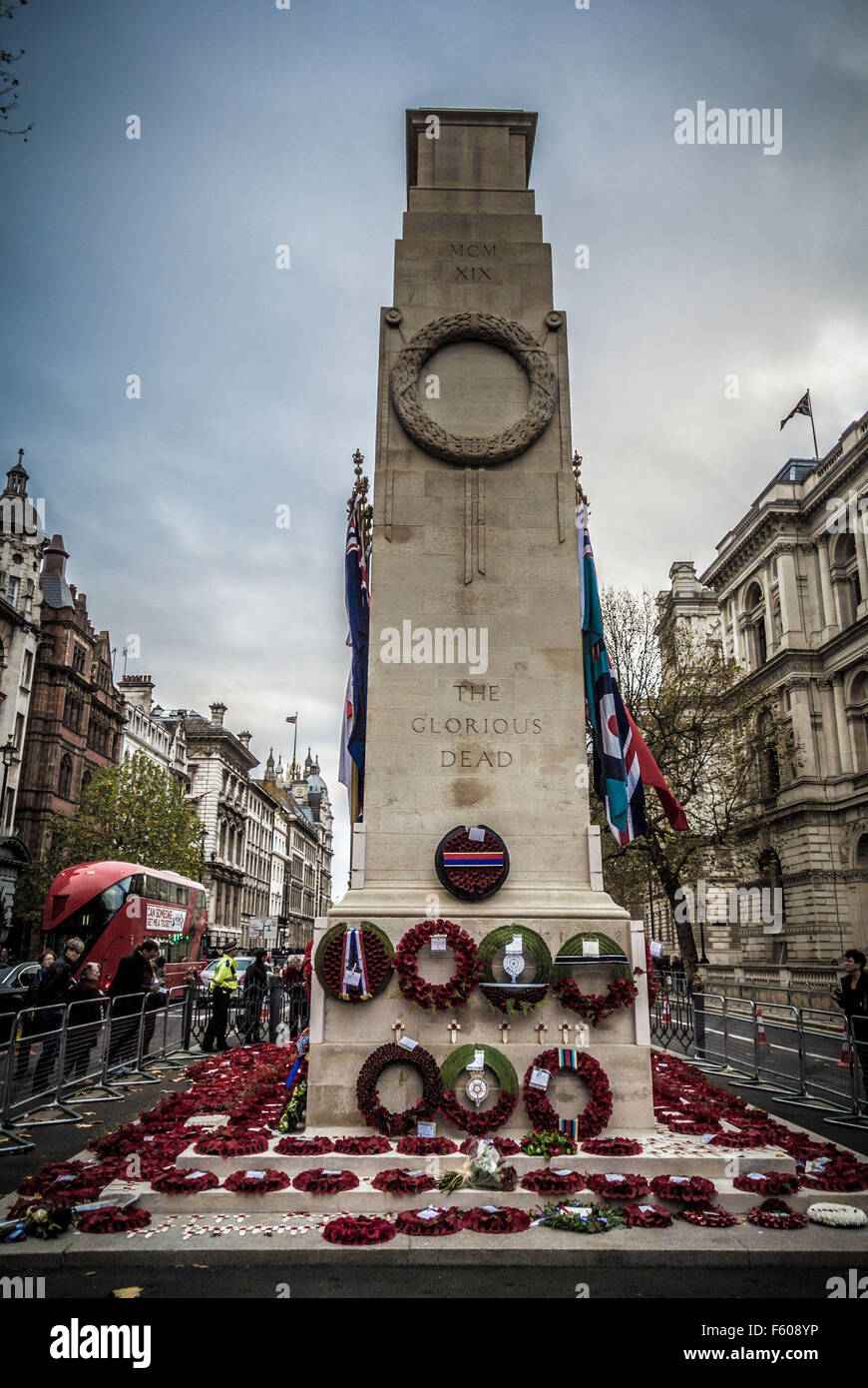 London, UK. 9. November 2015.  Mohn Kränze am Ehrenmal zur Erinnerung-Tag.  Bailey-Cooper Fotografie/Alamy Live-Nachrichten Stockfoto