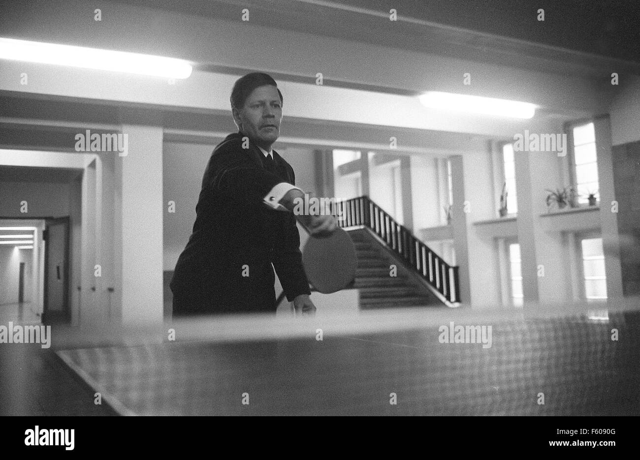 Helmut Schmidt spielt Tischtennis am 10. September 1964. Stockfoto