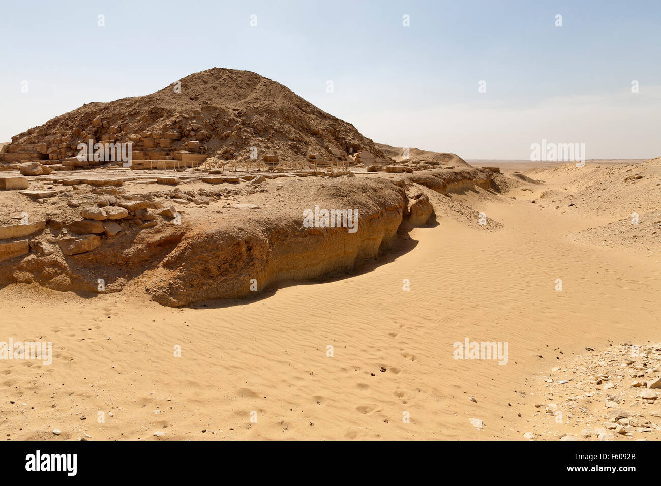 Reste von geschliffen bis Graben im Vordergrund, Hintergrund der Unas-Pyramide in der Nekropole von Sakkara auch bekannt als Sakkara Ägypten Stockfoto