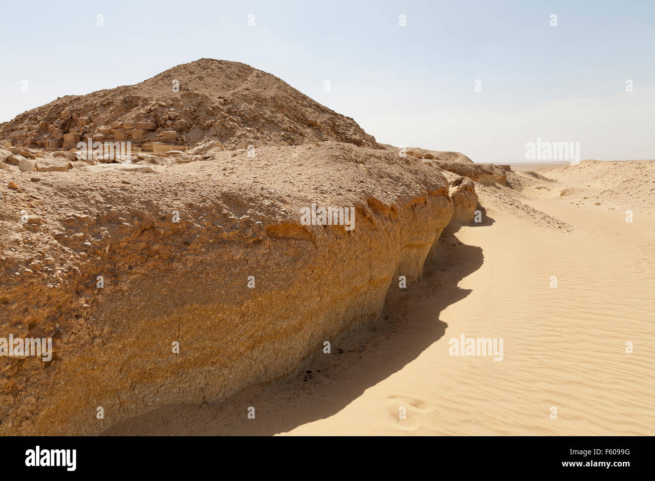 Reste von geschliffen bis Graben in Forground, Unas-Pyramide Hintergrund in der Nekropole von Sakkara auch bekannt als Sakkara Ägypten Stockfoto