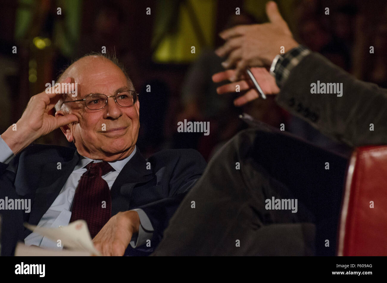 Nobelpreisträger Daniel Kahneman Autor der Bestseller "Denken schnell und langsam" im Gespräch mit David Baddiel Methodist Central Hall Westminster. Wir feiern mehr er sagte in der Gegenwart zu leben und nicht verunglimpfen die Arten von Menschen, die so tun sollten Menschen mit Demenz Baddiel beobachtet. Stockfoto