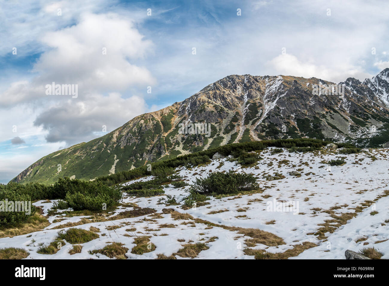 Bergrücken in der hohen Tatra auf den Spuren von Murowaniec nach Czarny Staw, Polen Stockfoto