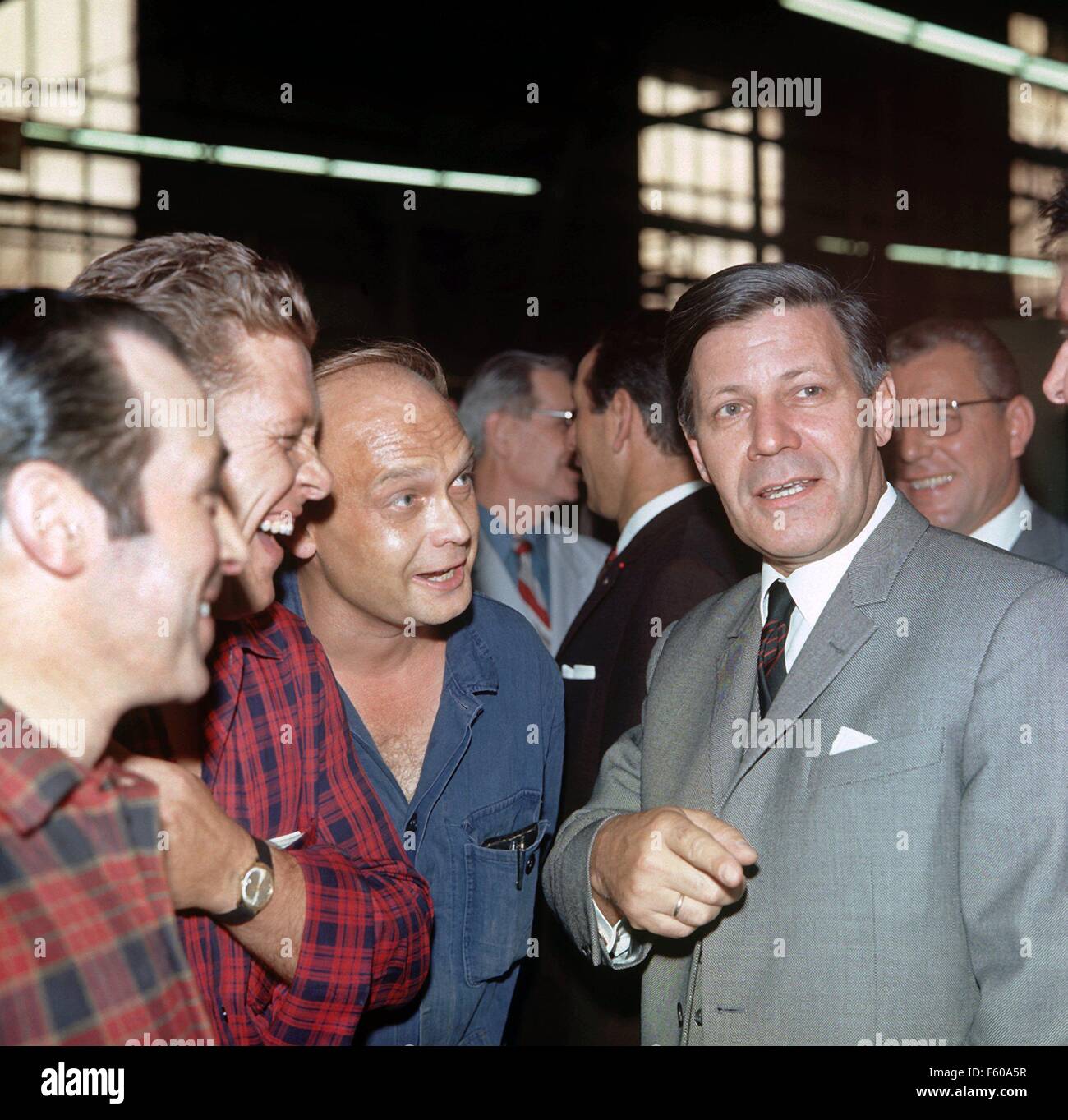 Bundesminister für Wirtschaft spricht Helmut Schmidt (SPD, R) für die Arbeitnehmer der Mercedes-Fabrik in Düsseldorf in den 1970er Jahren. Stockfoto