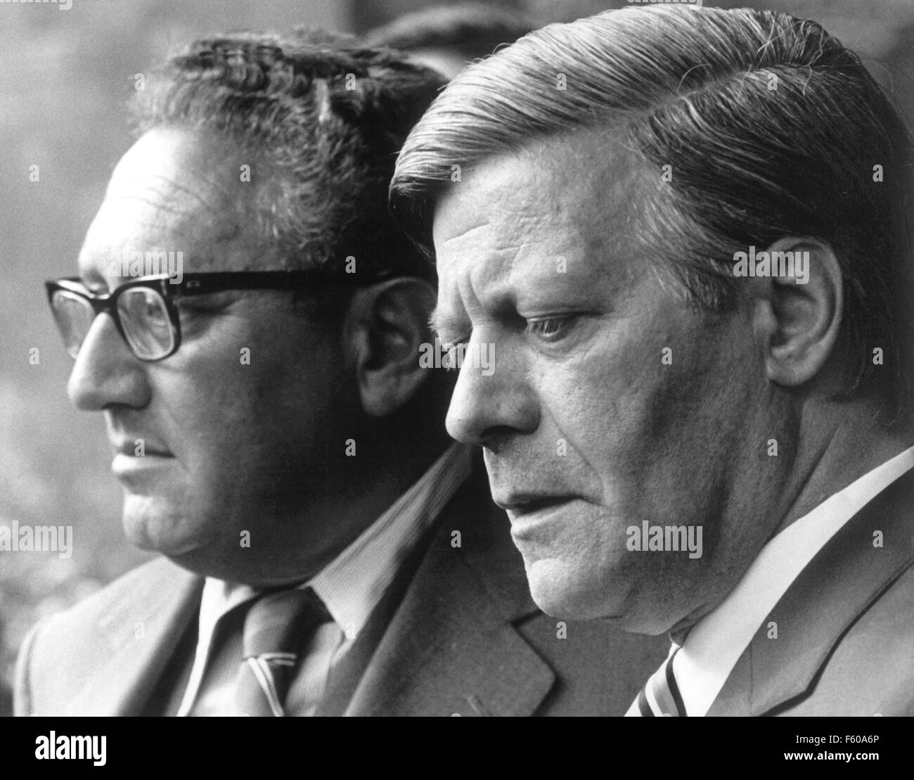 Deutsche Kanzlerin Helmut Schmidt (r) und US-Außenminister Henry Kissinger (l) geben eine Aussage über die Welthandelskonferenz in Nairobi auf der 23. Mai 1976 in Bonn. Stockfoto