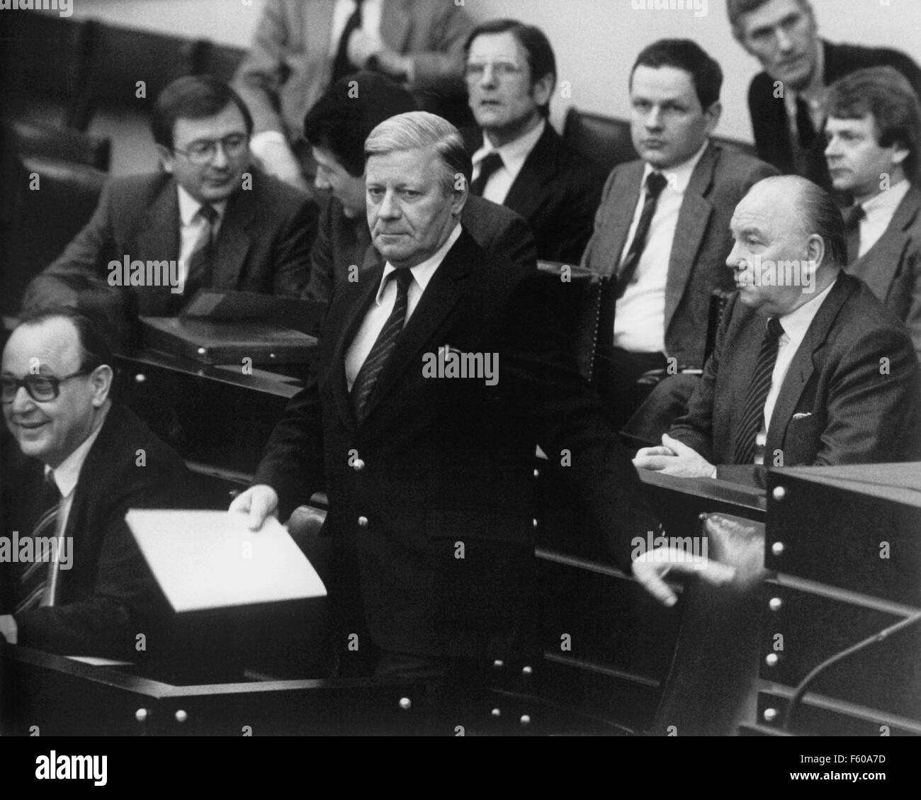 Helmut Schmidt verlässt die Regierung Bank zu seiner Erklärung verlesen. Hans-Dietrich Genscher sitzt auf der linken Seite. Helmut Schmidt erhielt bei der Bewegung des Vertrauens am 5 Februar 1982 im Bonner Bundestag alle 269 Stimmen. Stockfoto