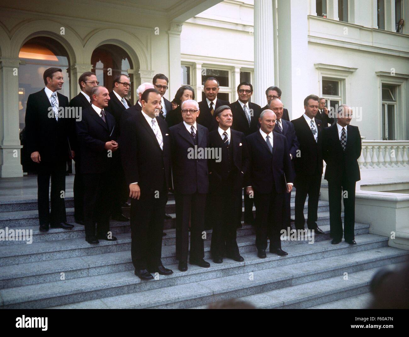 Das erste Kabinett von Bundeskanzler Helmut Schmidt am 16. Mai 1974 in Bonn. (Erste Reihe, L-R): Gustav Heinemann, Helmut Schmidt, Hans-Dietrich Genscher, Georg Leber. (Zweite Reihe, L-R): Karl Ravens, Kurt Gscheidle, Helmut Rohde, Josef Ertl, Walter Arendt, Erhard Eppler, Katharina Focke, Hans Friderichs, Werner Maihofer, Hans-Jochen Vogel und vor ihnen Egon Franke, Hans Apel und Hans Matthöfer. Stockfoto