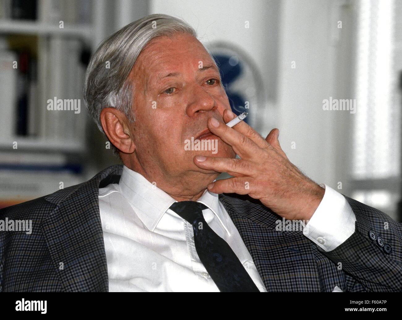 Altkanzler und Mitherausgeber von "Die Zeit" Helmut Schmidt (Bild vom 13. März 1995) wird 80 Jahre am 23. Dezember 1998. Stockfoto