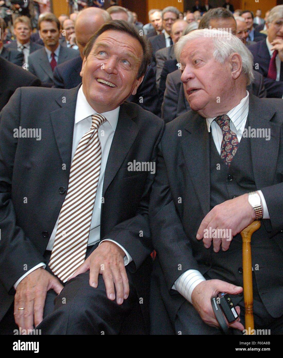 Berlin: Former Chancellor Helmut Schmidt (R) und Bundeskanzler Gerhard Schröder in einem Gespräch am 4. Mai 2004 in Berlin. Sie nahmen Teil an der 8. internationalen Wirtschaft-Konferenz 2004 die Helmut Schmidts 85. Geburtstag gewidmet war. Stockfoto