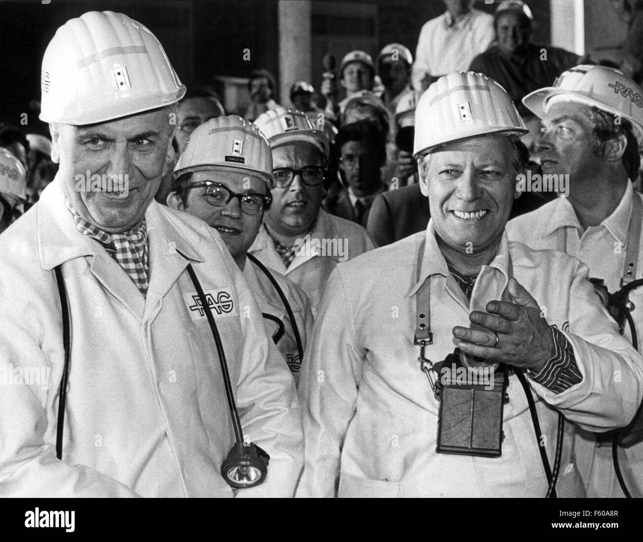 Bundeskanzler Helmut Schmidt (R, SPD) und sein Gast, polnische Parteichef Edward Gierek (L), besuchen Sie die Ruhrkohle Welle Mine "Rheinpreußen" in Moers am 10. Juni 1976. Gierek wird zu einem offiziellen Besuch in der Bundesrepublik Deutschland für fünf Tage. Stockfoto