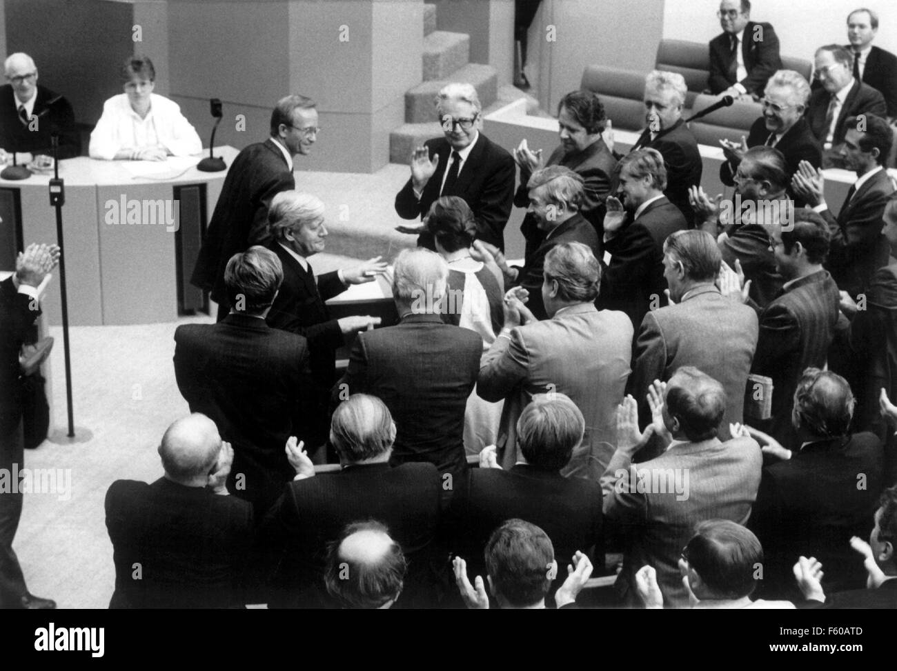 Helmut Schmidt (L) wird von den Mitgliedern des Deutschen Bundestages der SPD mit Standing Ovations geehrt. Obere Reihe, Mitte, von links: Hans-Jochen Vogel, Wolfgang Roth und Hans Apel. Altkanzler Helmut Schmidt gab eine Abschiedsrede am 10. September 1986 vor den Parlamentariern. Stockfoto