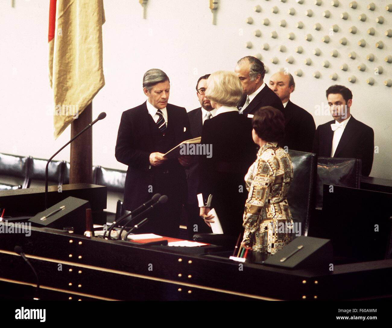 Sozialdemokrat und neu gewählte Bundeskanzler Helmut Schmidt (L) nimmt einen Eid auf 16. Mai 1974 vor Bundestag Präsident Annemarie Renger (3. von links) im Bundestag in Bonn. Stockfoto