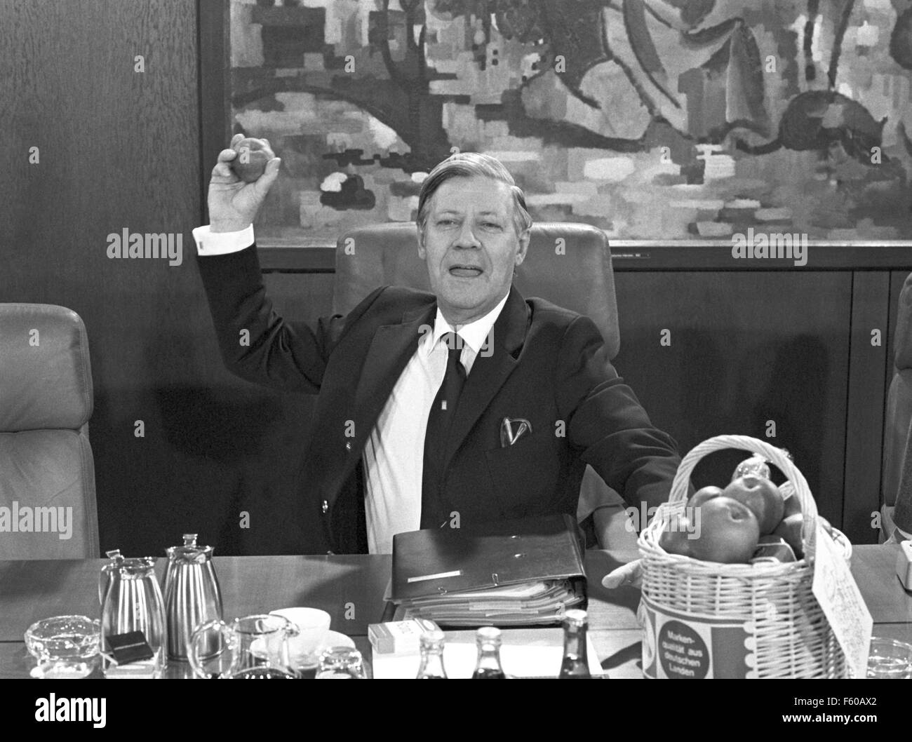 Bundeskanzler Helmut Schmidt (SPD) hält einen Apfel bereit zu werfen. Landwirtschaftsminister Josef Ertl hatte die Äpfel auf den Tisch für die letzten Kabinettssitzung des Jahres am 19. Dezember 1979 gelegt aber dachte nicht davon wie eine Rakete. Stockfoto