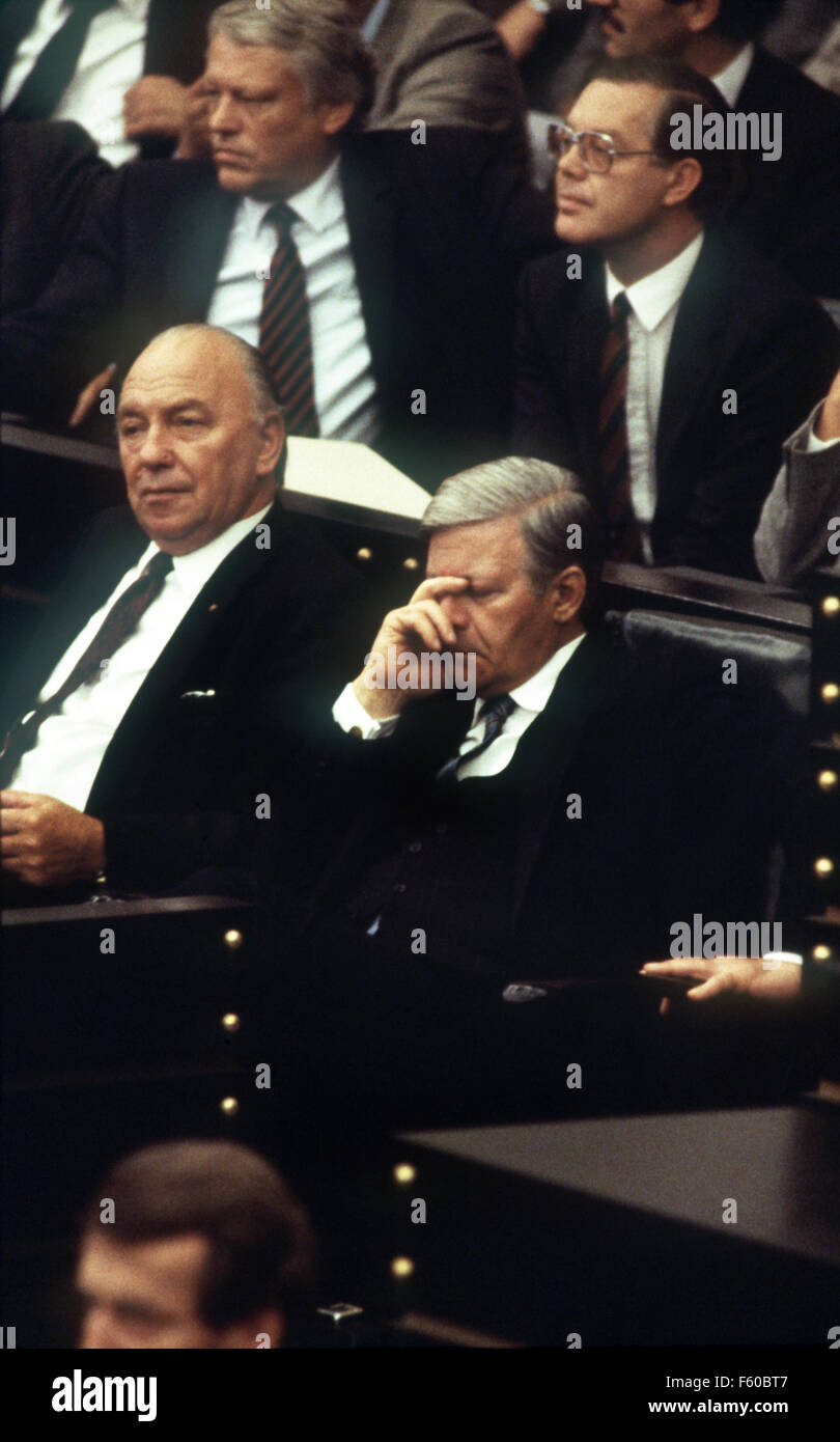 Present Chancellor Helmut Schmidt R Auf Der Bank Der Regierung