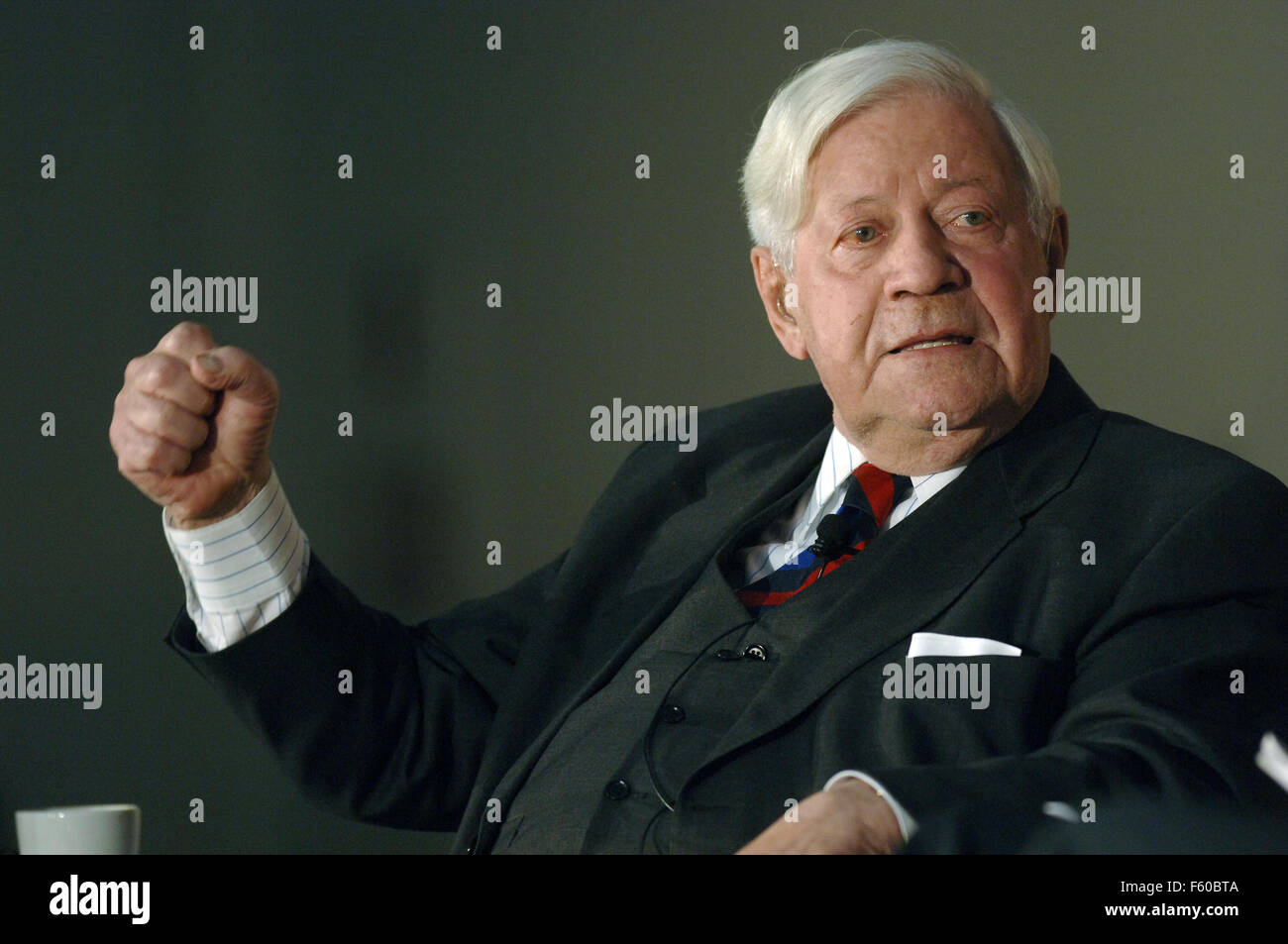 Altkanzler Helmut Schmidt (SPD) beteiligt sich an einer Diskussion über die (übersetzten) "die Mächte der Zukunft - Vertrauen macht Zukunft" am 19. April 2005. Stockfoto