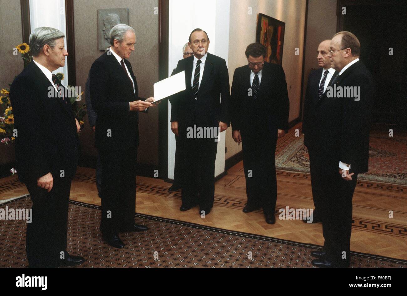 Bundeskanzler Helmut Schmidt (L) entlässt die vier resigniert FDP-Minister aus seiner Koalition am 17. September 1982 (L-R): Schmidt, Präsident Karl Carstens, Hans-Dietrich Genscher, Gerhard Baum, Otto Graf Lambsdorff und Josef Ertl. Stockfoto