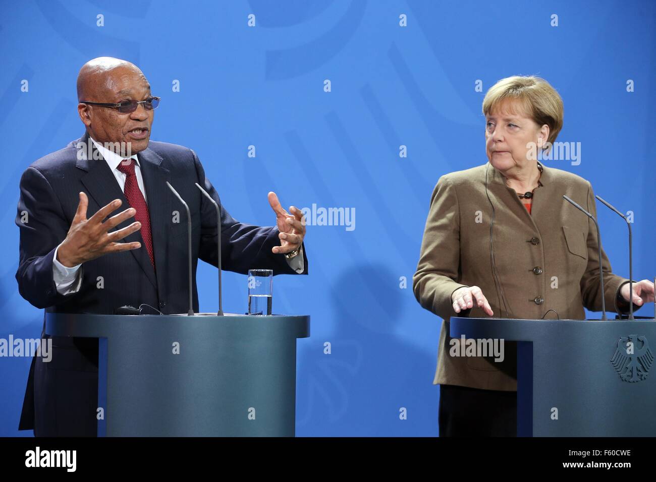 Berlin, Deutschland. 10. November 2015. Deutsche Bundeskanzlerin Angela Merkel (CDU) und Präsident Südafrikas, Jacob Zuma, beantworten die Fragen der Journalisten im Bundeskanzleramt (Bundeskanzleramt) in Berlin, Deutschland, 10. November 2015. Foto: WOLFGANG KUMM/DPA/Alamy Live-Nachrichten Stockfoto
