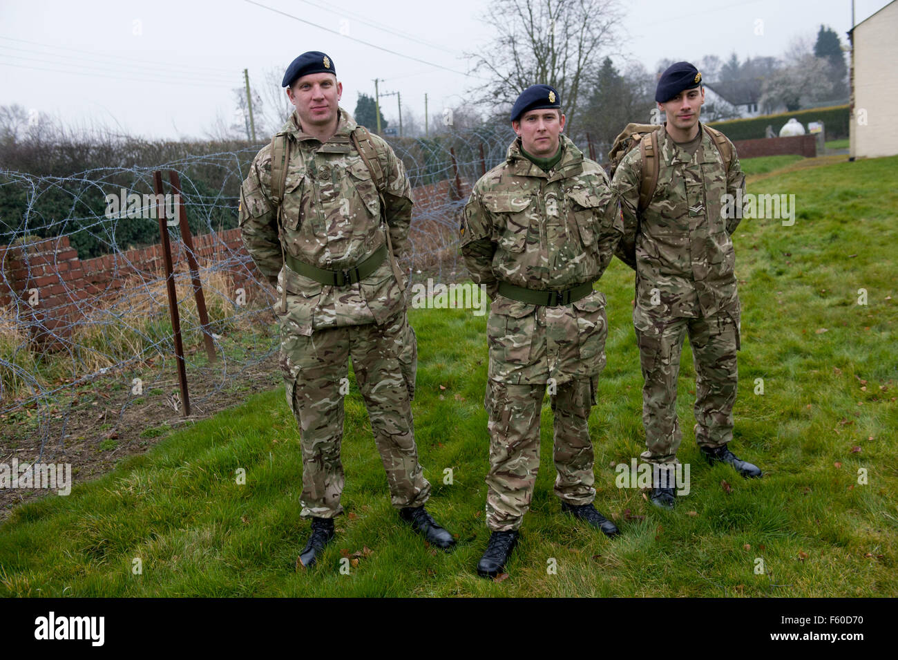 Reservisten [l-R] Aaron Brydon, Matthew Simmons, Simon Barnet 17 Hafen und Maritime Gruppe abgebildet letzte Minute Training Übungen zum Wohle selbst und Medien an Nesscliff Truppenübungsplatz in Shropshire, vor ihrer Bereitstellung auf Zypern als Teil der UN-Zypern-Tour. Sie gelten nun bereit für ihre UN-Friedenssicherung-Tour auf der grünen Linie in Nicosia Zypern verbringen sie 6 Monate, die Erhaltung des Friedens zwischen den gegnerischen griechisch-zypriotischen und türkischen Truppen. Die Kraft ist 250 stark von denen 120 Reservisten aus dem 4. Bataillon der Mercian Regiment gezeichnet sind. Stockfoto