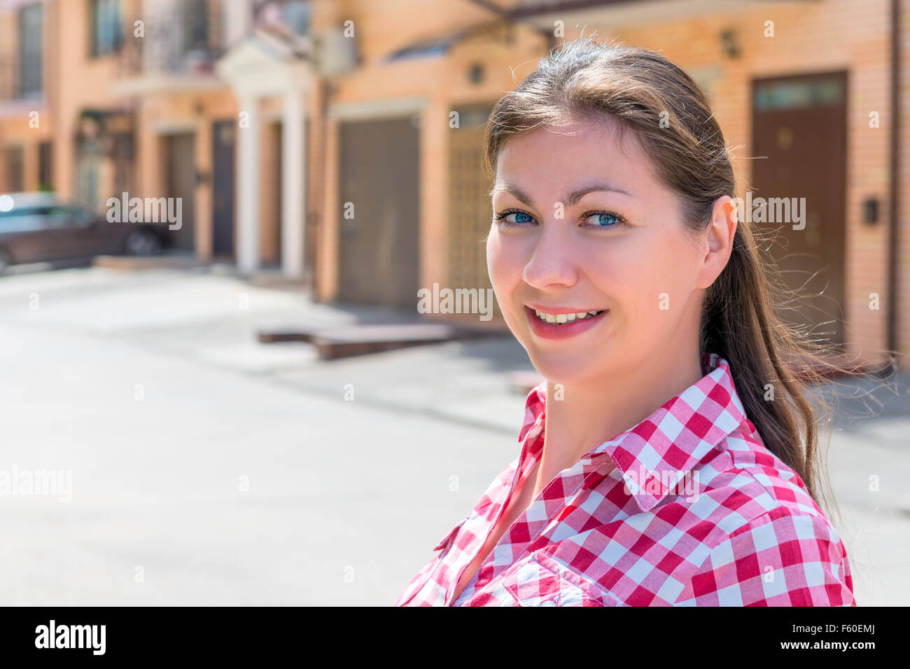 Porträt der glückliche Frau in der Nähe von ihr neues Reihenhaus Stockfoto