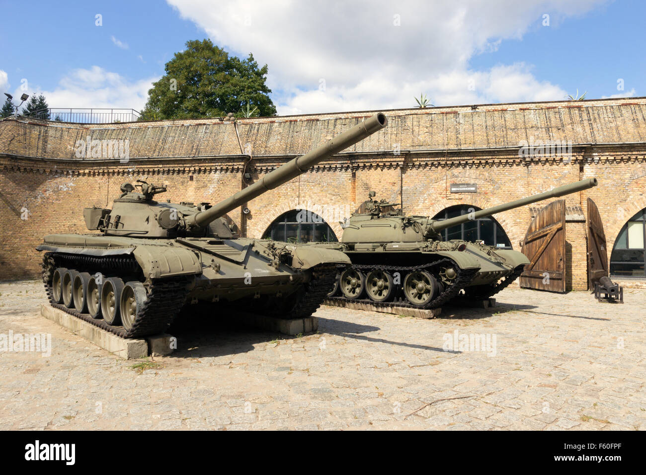 T-72 und t-55 Panzer auf dem Display vor Poznan Army Museum bewahrt. Das Museum ist den letzten Stockfoto
