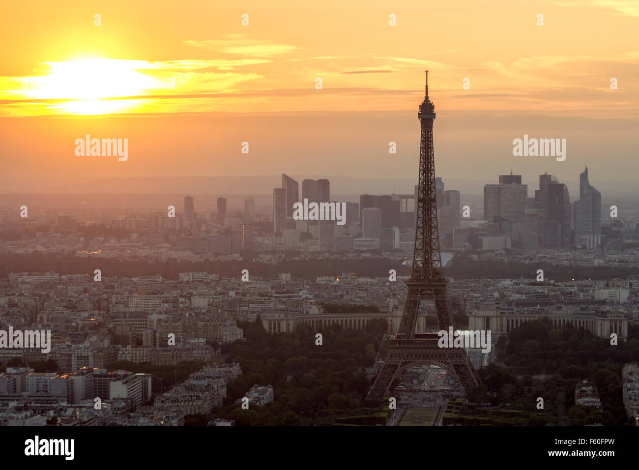 Blick auf den Eiffelturm und die Skyline von Paris bei Sonnenuntergang. Stockfoto