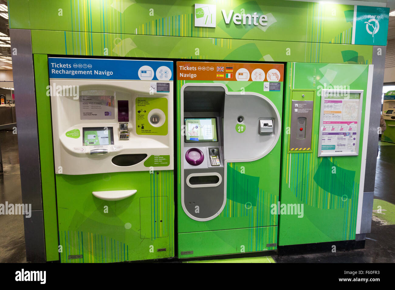 Fahrkartenautomat in der u-Bahn von Paris. Stockfoto