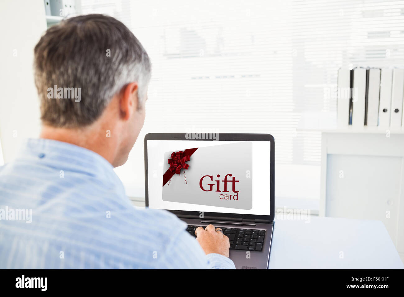Zusammengesetztes Bild Mann mit grauem Haar mit seinem laptop Stockfoto