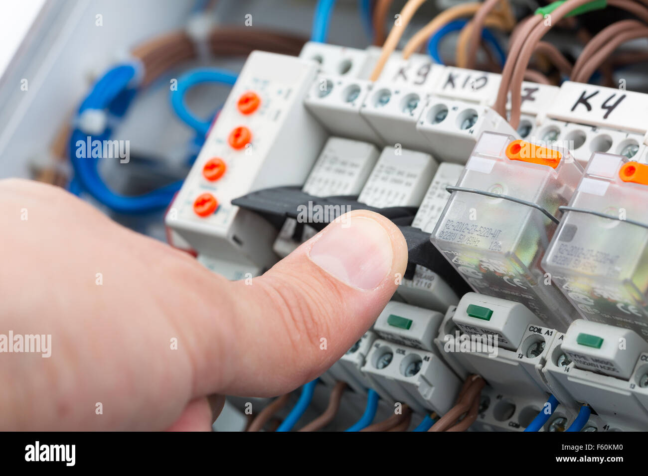 Hand eines Elektrikers Einschalten ein Sicherungskasten Stockfoto