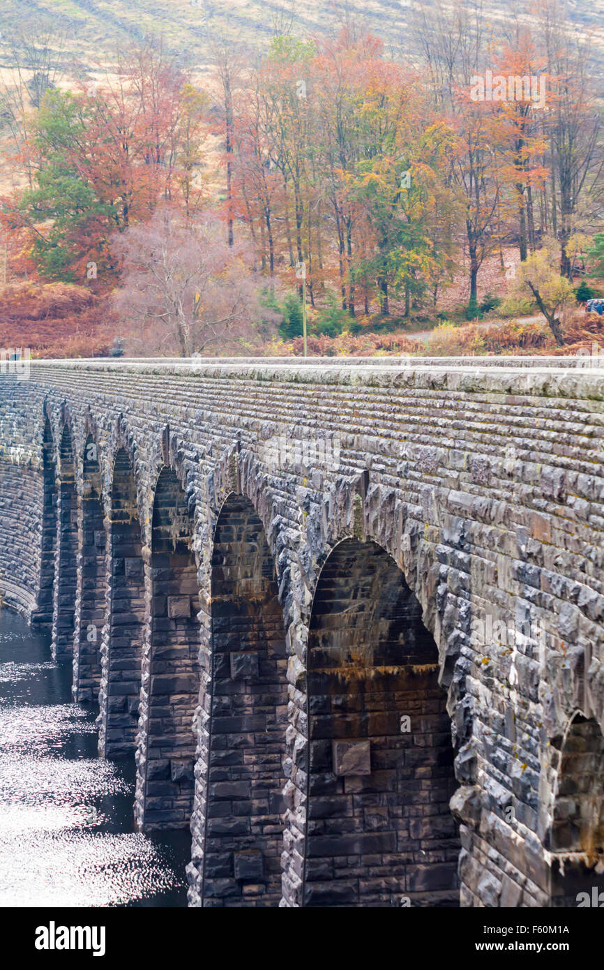 Garreg DDU Staudamm und Reservoir Viaduct, Elan Valley, Powys, Mid Wales, UK im November mit Herbstfarben Stockfoto