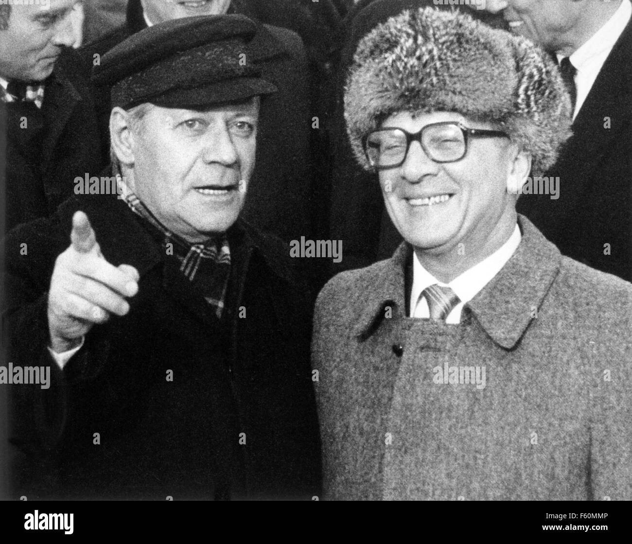 Datei - eine Datei vom 11. Dezember 1981 Bild Altbundeskanzler Helmut Schmidt (l) DDR Staatsoberhaupt, Erich Honecker (r), in Ostberlin, Deutschland. Schmidt war bei einem 3-Tage-Besuch in der DDR. FOTO: CHRIS HOFFMANN/DPA Stockfoto