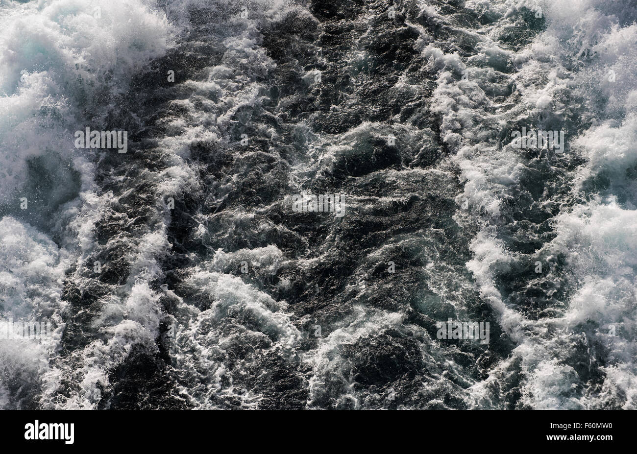 Raues Wasser Folge gesehen vom Heck des Schiffes über den Ärmelkanal von Roscoff nach Plymouth. Oktober 2015 Stockfoto