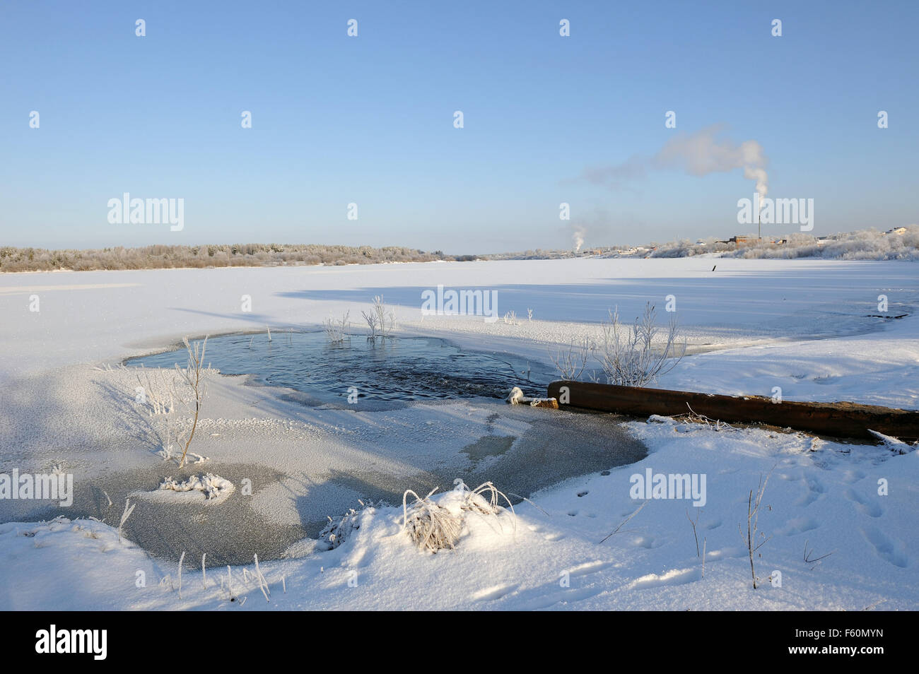 Entlastung von behandeltem Wasser in den Fluss Stockfoto