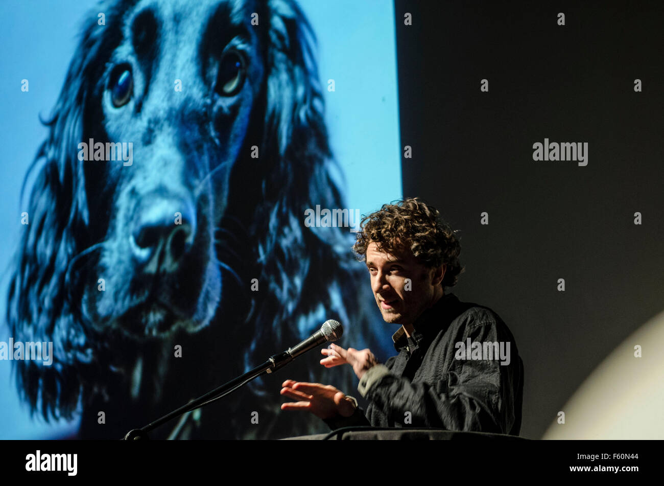 Thomas Heatherwick feierte UK Architekt und Designer entworfen, die 2012 Olympischen Kessel. Thomas ist ein Honorary Fellow der RIBA und Senior Fellow des Royal College of Art. Heatherwick Studio Kunden zählen: Bauträger, öffentlich Gesellschaften mit beschränkter Haftung, Staatsfonds, Religionsgemeinschaften, die britische Regierung, Kommunen, Stiftungen, eine Schule, ein Krankenhaus, ein Gepäck-Unternehmen, landete Estates, Museen und Privatpersonen.  Im Bild auf 5 x 15 Veranstaltung The Tabernacle, West London. Gastredner. Stockfoto