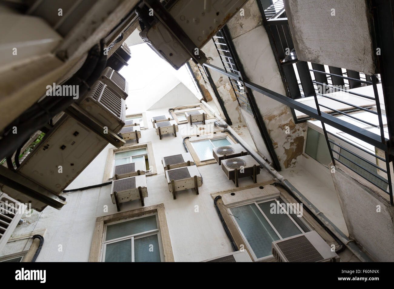 Blick auf Wohnhaus mit Klimaanlagen Stockfoto