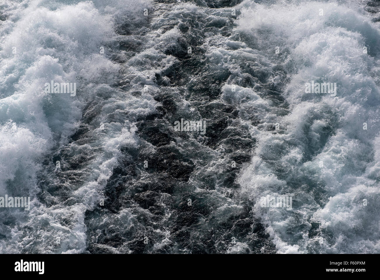 Raues Wasser Folge gesehen vom Heck des Schiffes über den Ärmelkanal von Roscoff nach Plymouth. Oktober 2015 Stockfoto