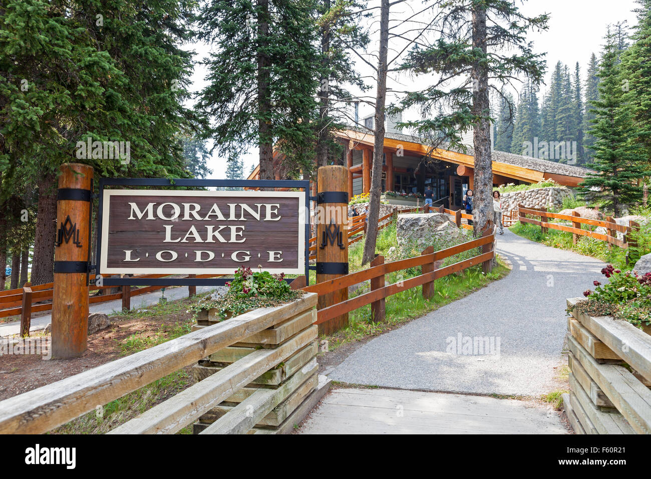 Moraine Lake Lodge Banff Nationalpark Alberta Kanada Holzgebäude Hotel Bäume Stockfoto