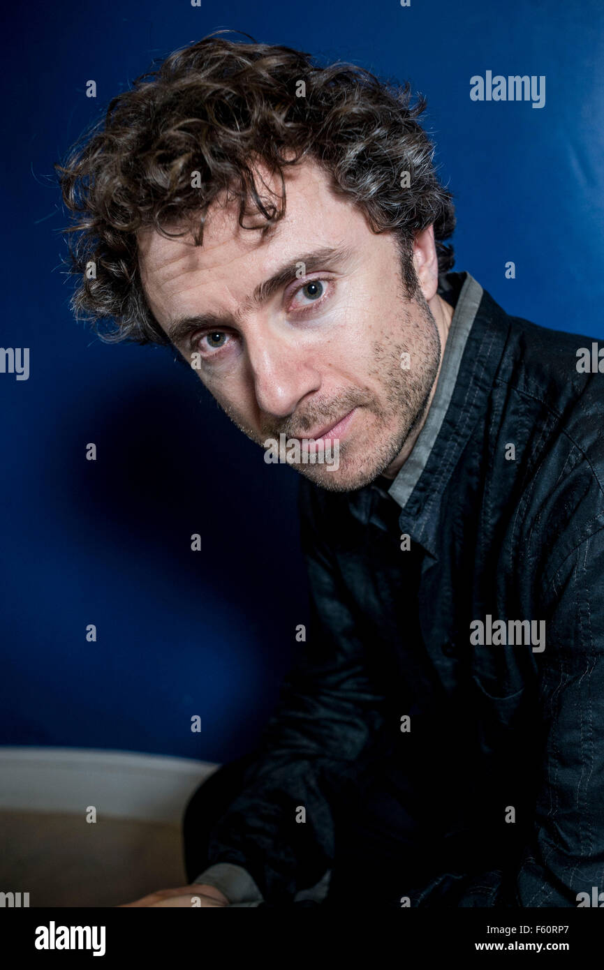 Thomas Heatherwick feierte UK Architekt und Designer entworfen, die 2012 Olympischen Kessel. Thomas ist ein Honorary Fellow der RIBA und Senior Fellow des Royal College of Art. Heatherwick Studio Kunden zählen: Bauträger, öffentlich Gesellschaften mit beschränkter Haftung, Staatsfonds, Religionsgemeinschaften, die britische Regierung, Kommunen, Stiftungen, eine Schule, ein Krankenhaus, ein Gepäck-Unternehmen, landete Estates, Museen und Privatpersonen.  Im Bild auf 5 x 15 Veranstaltung The Tabernacle, West London. Gastredner. Stockfoto