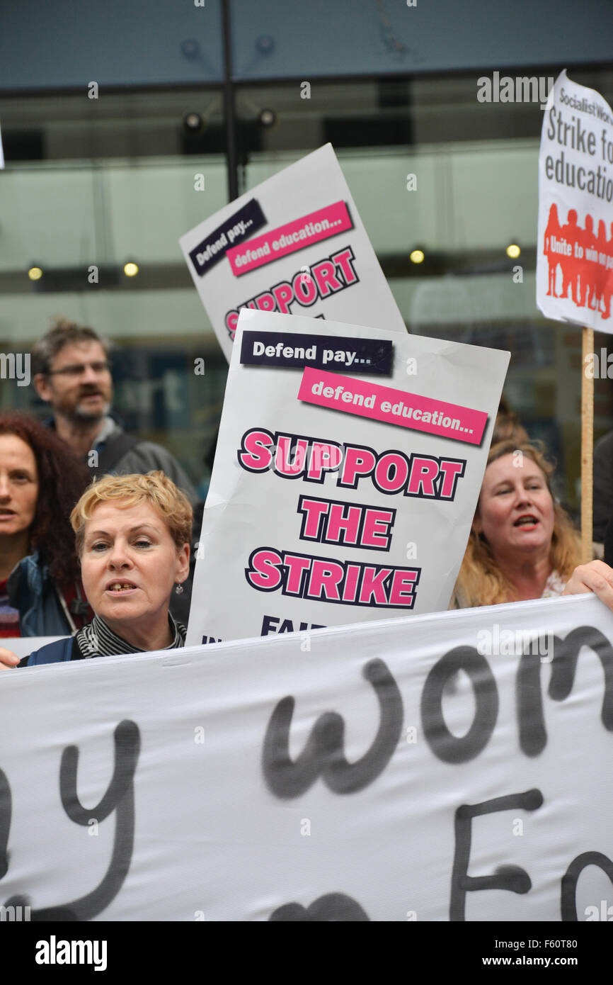 Schatten-Kanzler John McDonnell. Mitglieder des UCU bei einer Kundgebung am Tag der ein All-out Streik über Bezahlung und Kürzungen Stockfoto