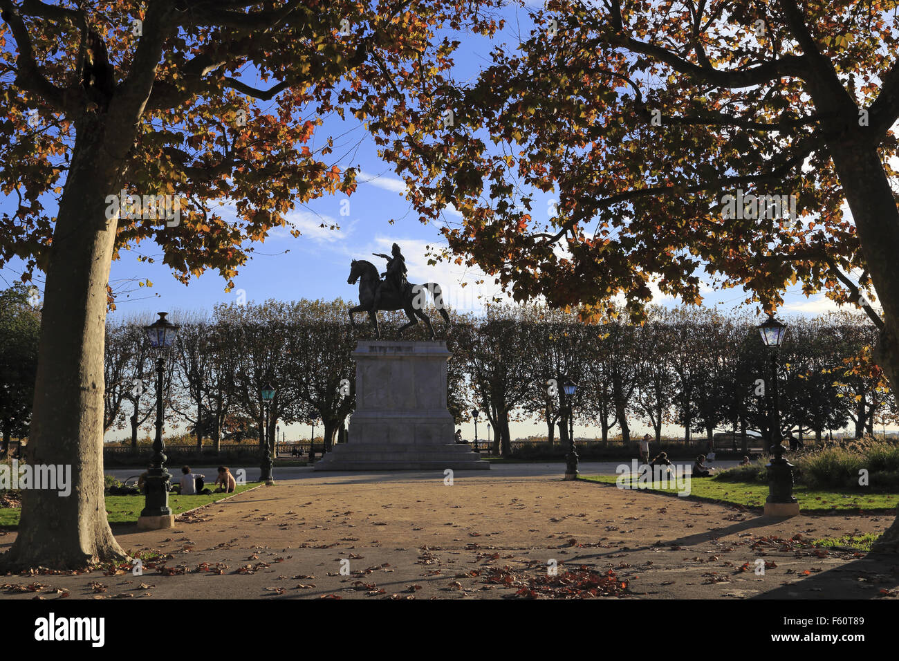Montpellier, Frankreich, 10. November 2015. Menschen spielen in Peyrou Gärten Musik im Freien von diesem schönen Herbsttag. Bildnachweis: Digitalman/Alamy Live-Nachrichten Stockfoto