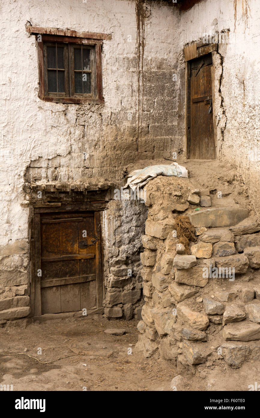 Indien, Himachal Pradesh, Spiti, Kaza, altes Haus mit groben Steintreppen zum oberen lebenden Boden oben unten Tier Scheune Stockfoto