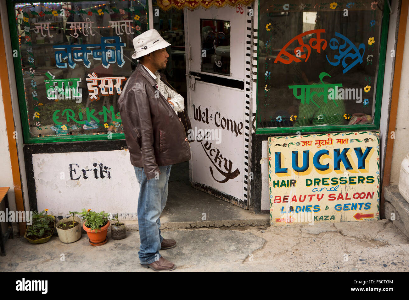 Indien, Himachal Pradesh, Spiti, Kaza, Neustadt Basar, Mann vor Glück Herren Friseursalon Stockfoto